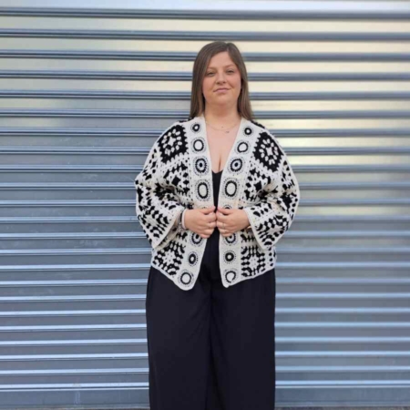 Estilo Casual Color: Blanco y Negro Detalles: Chaqueta Crochet Dona con dibujos de figuras geométricas y manga larga acampanada 