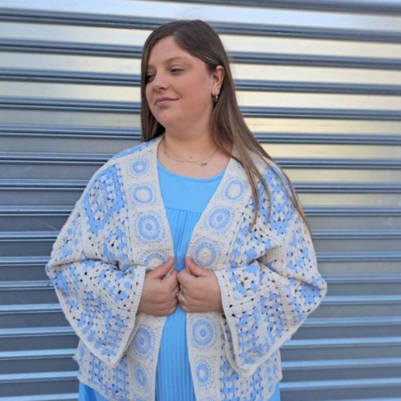 Estilo Casual Color: Blanco y Azul Detalles: Chaqueta Crochet Dona Azul con dibujos de figuras geométricas y manga larga acampanada Talla única, adecuada apróx. hasta 46/50