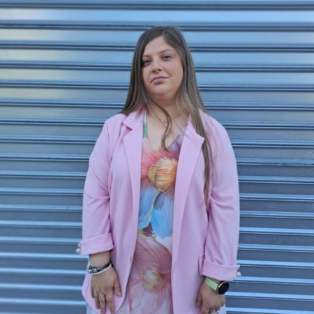 Estilo Casual Color: Rosa Detalles: Chaqueta Rosa Oficinista cuello camisero, manga larga con perlita y bolsillos ribeteados Composición: 95% Viscosa 5% Elastano Talla única, adecuada apróx hasta 44/46