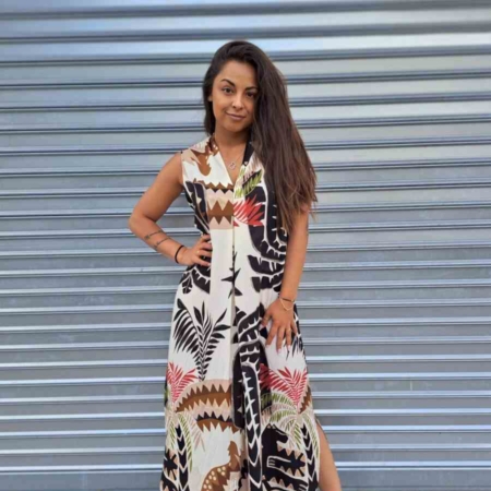 Estilo Casual Color: Blanco roto, negro, rojo y verde Detalles: Vestido Largo África con estampado de hojas, escote en pico, manga sisa y aberturas laterales en la parte inferior Composición: 100% Viscosa Talla única, adecuada apróx. hasta 36/40